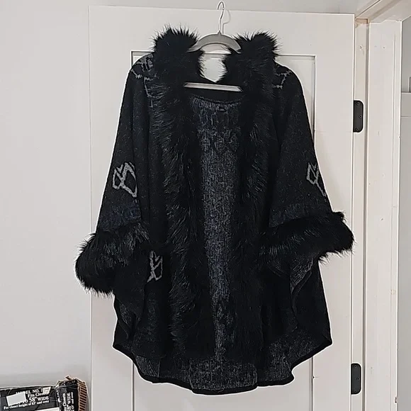 Hooded  shawl coat  cape with  faux  fur  black  trim . Elegant  and  classy - Picture 5 of 8